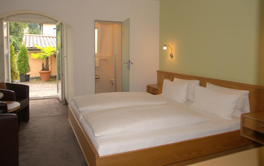 Hotel Alpenblick Garni Uberlingen Room photo
