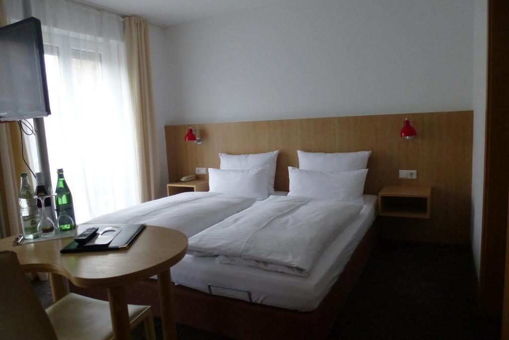 Hotel Alpenblick Garni Uberlingen Room photo